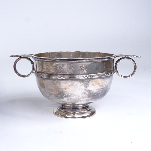 695 - A George V circular silver 2-handled porringer, cast acanthus leaves with cross reeded decoration, b... 