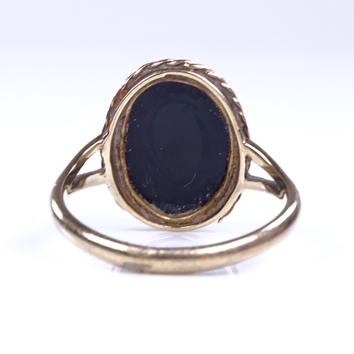 905 - A 9ct gold relief carved cameo hardstone panel ring, depicting female profile, setting height 15.5mm... 