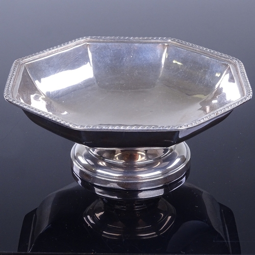 929 - An Edward VIII octagonal silver bon bon dish, by A L Davenport Ltd, hallmarks Birmingham 1938, lengt... 