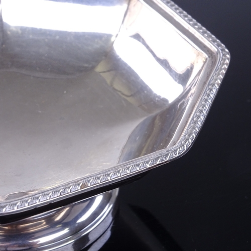 929 - An Edward VIII octagonal silver bon bon dish, by A L Davenport Ltd, hallmarks Birmingham 1938, lengt... 