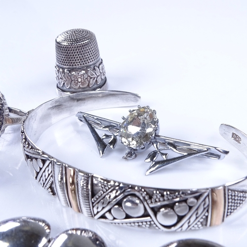 810 - Various silver jewellery, including Venetian mask tie pin, pair of cufflinks, bangle etc, 60g gross