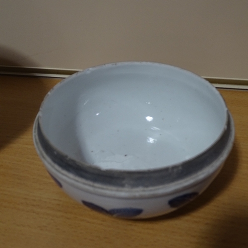 244 - A Chinese blue and white porcelain bowl and cover, with pak choi decoration, diameter 15cm