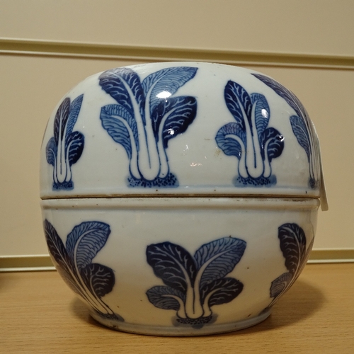 244 - A Chinese blue and white porcelain bowl and cover, with pak choi decoration, diameter 15cm