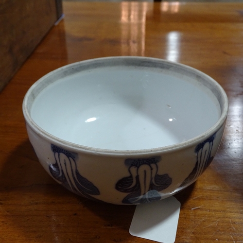 244 - A Chinese blue and white porcelain bowl and cover, with pak choi decoration, diameter 15cm