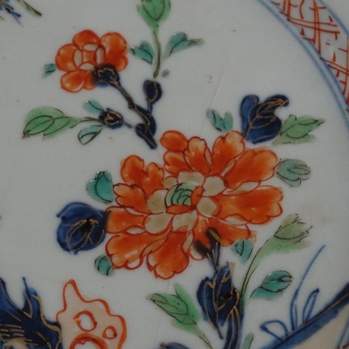 250 - 5 various Chinese porcelain plates with hand painted decoration, diameter 22.5cm