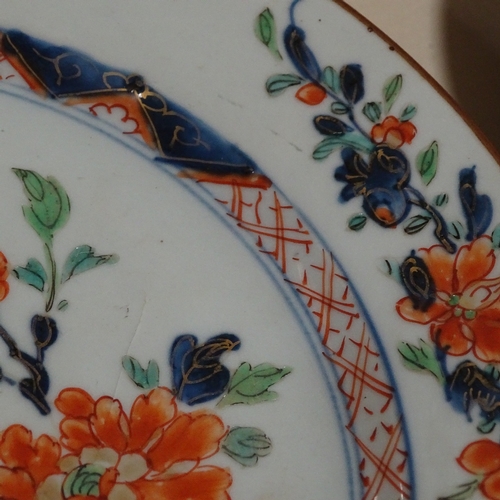 250 - 5 various Chinese porcelain plates with hand painted decoration, diameter 22.5cm