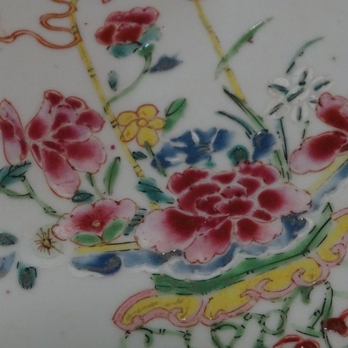 250 - 5 various Chinese porcelain plates with hand painted decoration, diameter 22.5cm