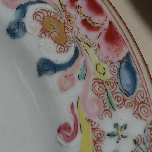 250 - 5 various Chinese porcelain plates with hand painted decoration, diameter 22.5cm