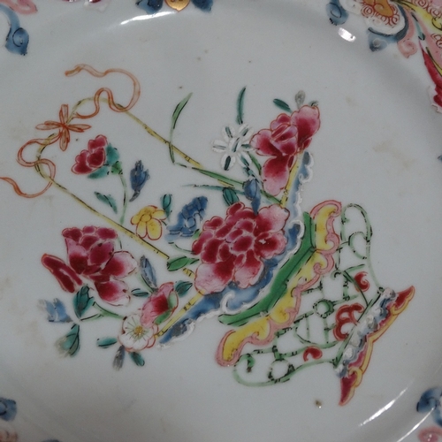 250 - 5 various Chinese porcelain plates with hand painted decoration, diameter 22.5cm