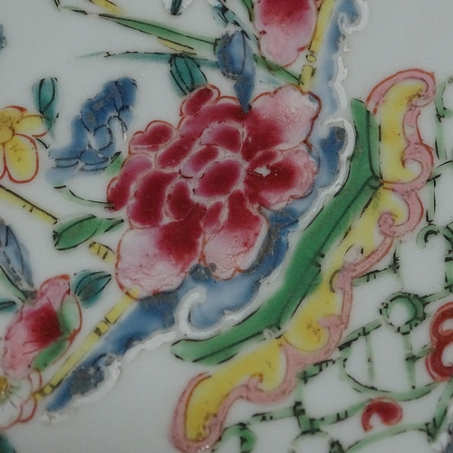 250 - 5 various Chinese porcelain plates with hand painted decoration, diameter 22.5cm