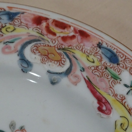 250 - 5 various Chinese porcelain plates with hand painted decoration, diameter 22.5cm