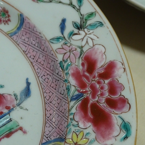 250 - 5 various Chinese porcelain plates with hand painted decoration, diameter 22.5cm