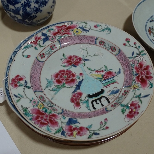 250 - 5 various Chinese porcelain plates with hand painted decoration, diameter 22.5cm