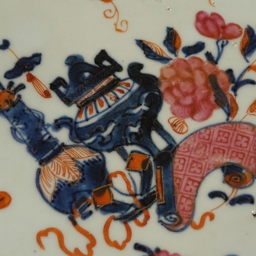 250 - 5 various Chinese porcelain plates with hand painted decoration, diameter 22.5cm