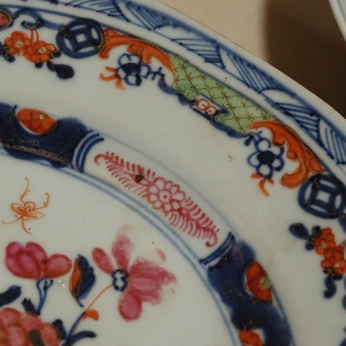 250 - 5 various Chinese porcelain plates with hand painted decoration, diameter 22.5cm