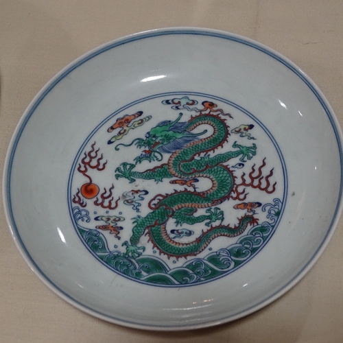 318 - A Chinese porcelain dish with painted dragon designs, 6 character mark, diameter 20cm