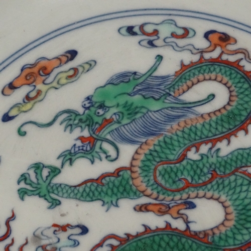 318 - A Chinese porcelain dish with painted dragon designs, 6 character mark, diameter 20cm