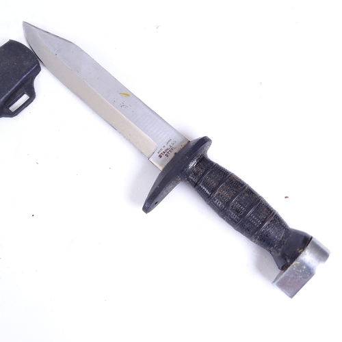 167 - A modern Japanese steel fighting knife in rubber sheath, blade length 19cm