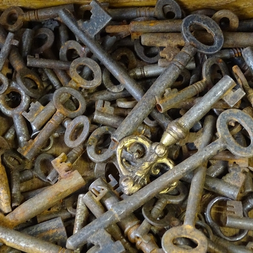 305 - Large quantity of various Antique and Vintage keys (boxful)