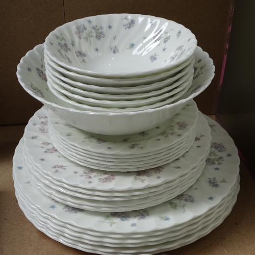 400 - A Wedgwood April Flowers bone china dinner service, including meat plate, sauce boat, dinner plates ... 