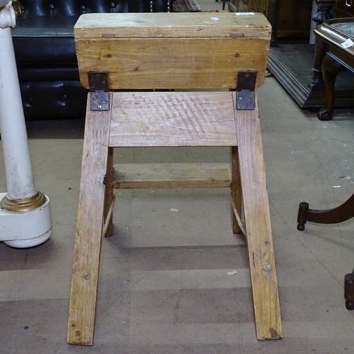 1370 - A small 3-step folding pine ladder