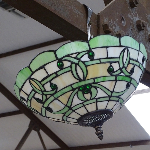 542 - A Tiffany style leadlight ceiling lamp shade