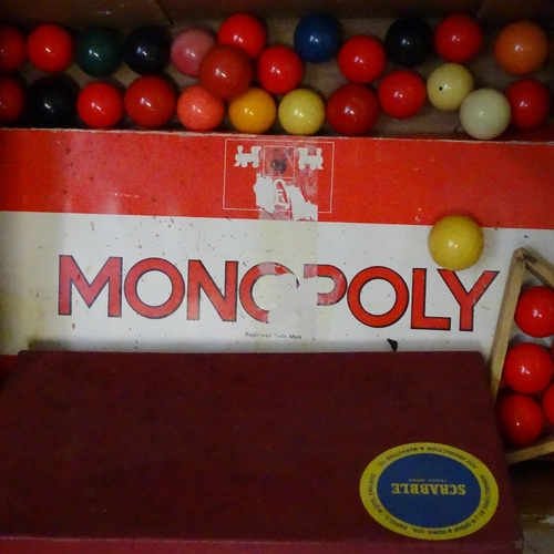 739 - A box of snooker and billiard balls