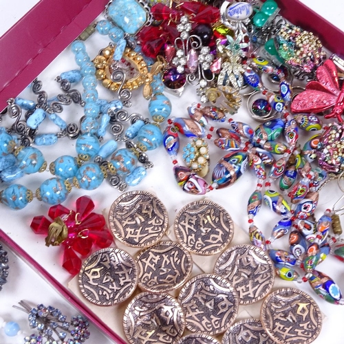 1000 - 2 trays of mixed costume jewellery, to include a glass bead necklace, target brooches etc