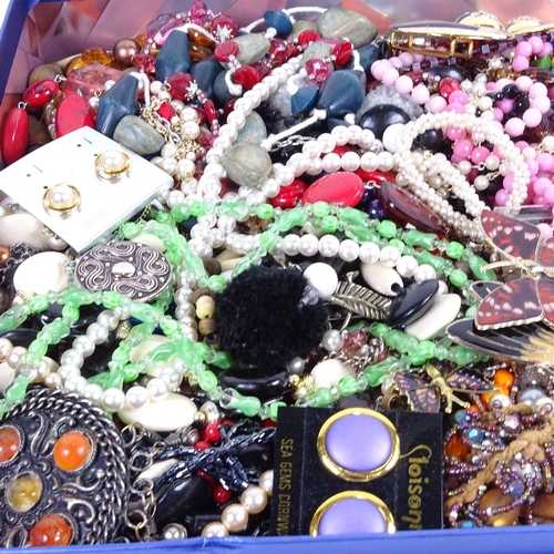 994 - A large quantity of modern costume jewellery