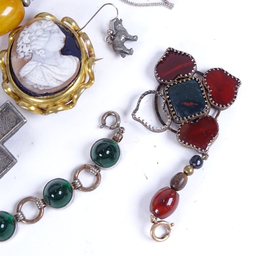 1063 - A tray of costume jewellery, to include an agate set pendant, green stone set bracelet etc