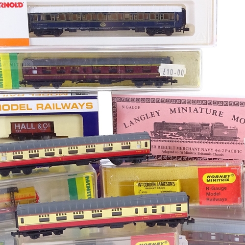 352 - A collection of N gauge tenders and locomotives, mostly boxed