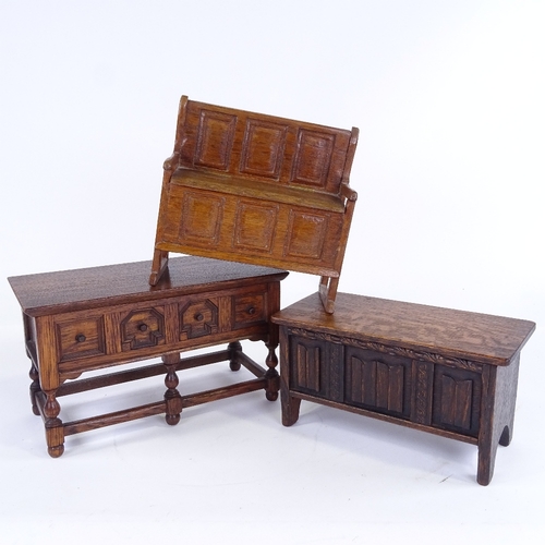 313 - 3 pieces of oak doll's furniture, including a settle, width 17cm, a panelled coffer and sideboard (3... 