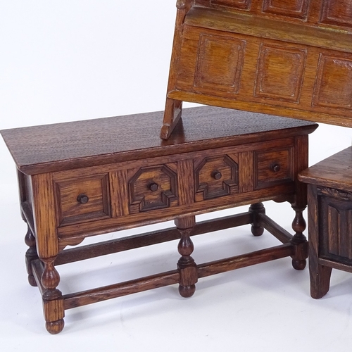 313 - 3 pieces of oak doll's furniture, including a settle, width 17cm, a panelled coffer and sideboard (3... 