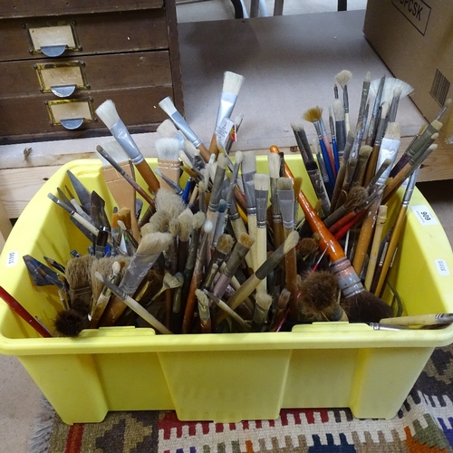 606 - A large quantity of artist's paint brushes, spatulas and equipment etc (boxful)