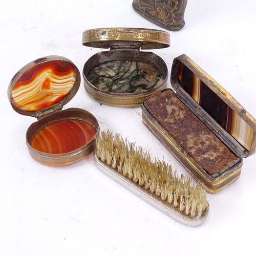 224 - A group of polished hardstone items, including banded agate napkin ring, agate trinket boxes, bloods... 