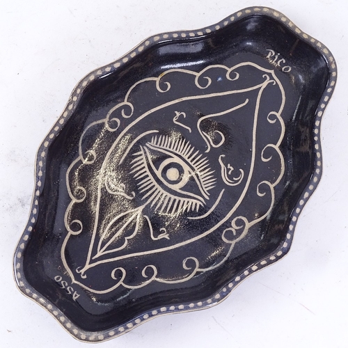 278 - A Studio pottery black and white earthenware dish, in the style of Pablo Picasso, facial feature dec... 