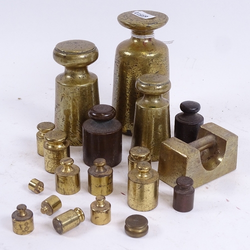 91 - A group of brass scale weights, ranging from 5g to 4lbs, including some Avery (boxful)