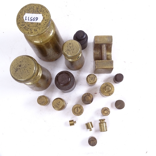 91 - A group of brass scale weights, ranging from 5g to 4lbs, including some Avery (boxful)