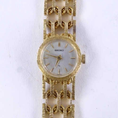 1013 - SEIKO - a lady's Vintage 14ct gold mechanical wristwatch, ref. 10 0860P, silvered dial with gilt bat... 