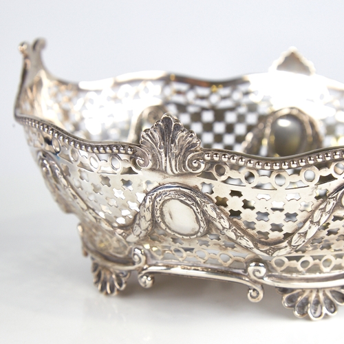 1135 - A Victorian silver sweetmeat basket, bead-edge border with acanthus leaf decoration, pierced noughts... 