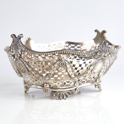 1135 - A Victorian silver sweetmeat basket, bead-edge border with acanthus leaf decoration, pierced noughts... 