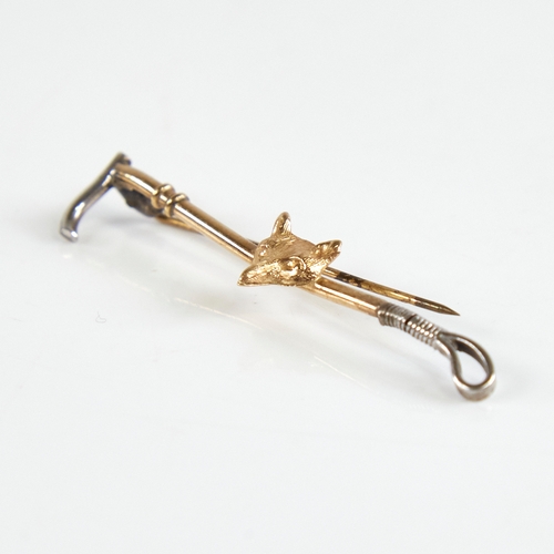 1156 - A late 19th/early 20th century unmarked gold foxhunting bar brooch, modelled as a riding crop with f... 