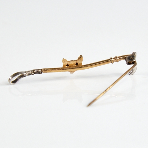 1156 - A late 19th/early 20th century unmarked gold foxhunting bar brooch, modelled as a riding crop with f... 