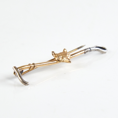 1156 - A late 19th/early 20th century unmarked gold foxhunting bar brooch, modelled as a riding crop with f... 