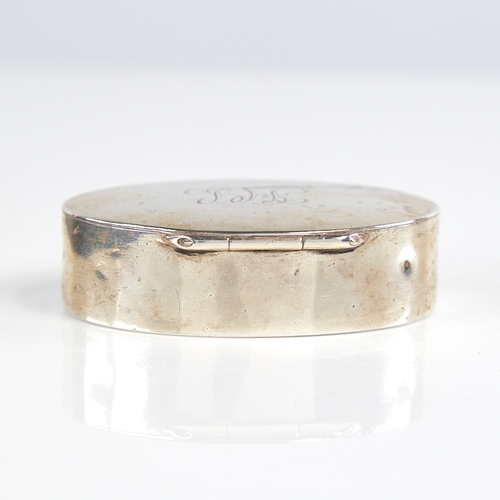 1194 - A George V silver snuffbox, plain oval form with gilt interior, by Deakin & Francis, hallmarks Birmi... 