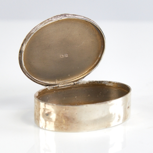 1194 - A George V silver snuffbox, plain oval form with gilt interior, by Deakin & Francis, hallmarks Birmi... 