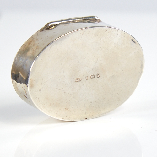 1194 - A George V silver snuffbox, plain oval form with gilt interior, by Deakin & Francis, hallmarks Birmi... 