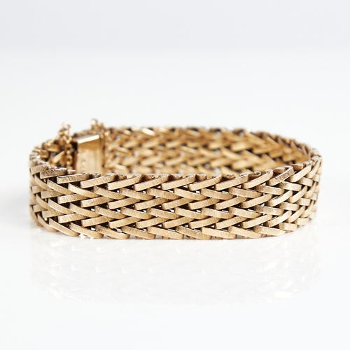 1208 - A Vintage 9ct gold bracelet, textured articulated form, band width 14.9mm, bracelet length 18cm, 39.... 