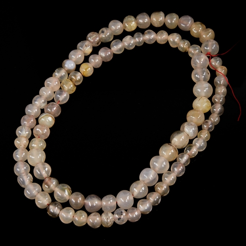 1213 - A long graduated polished chalcedony agate bead necklace, largest bead diameter 14.8mm, necklace len... 