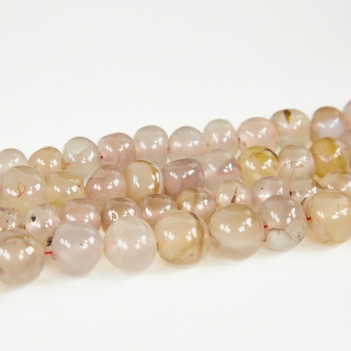 1213 - A long graduated polished chalcedony agate bead necklace, largest bead diameter 14.8mm, necklace len... 